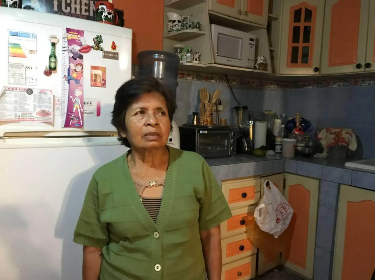  María dice que procura estirar los 50 quetzales que gana por limpiar casas, un trabajo que cada vez escasea más. Foto: Paolina Albani. 